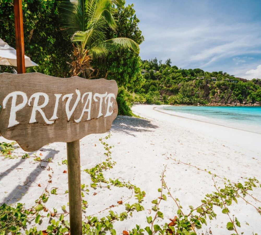 private-sign-at-tropical-sandy-beach-with-blue-ocean-lagoon-in-background-at-mahe-island-seychelles-rdadvb3adf56h9ehb5m4yfk2mgs6nxuzvw60nna4bu